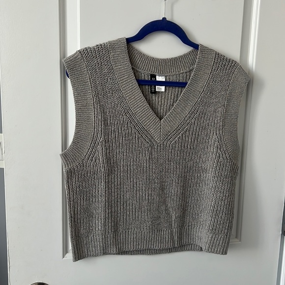 Gray Sweater Vest - New without tags - Picture 1 of 2